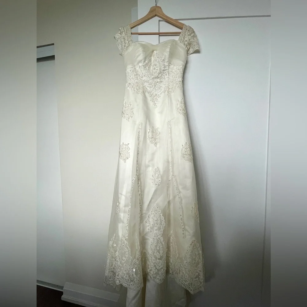 EUC Wedding Dress XS - Picture 1 of 7